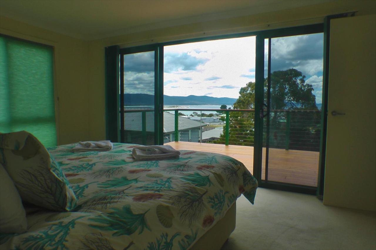 'The Lookout' At 27 Fraser Street Bicheno Exterior photo